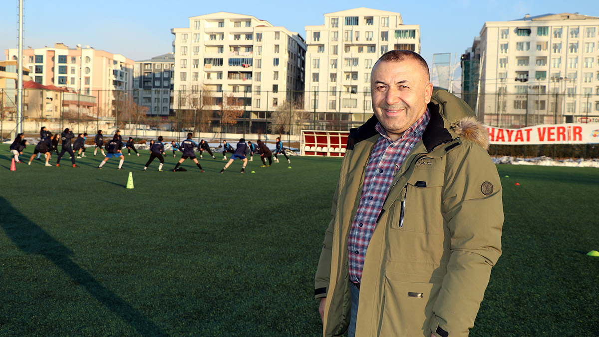 Van'da, 3 yıl önce futbol antrenörü Mecit Tekin'in aileleri ikna edip, futbola kazandırdığı 15- 20 yaş arası 60 genç kızın yer aldığı Vangücü Kadın Futbol Takımı, şubat ayında başlayacak olan Türkiye Futbol Federasyonu (TFF) Kadınlar 3'üncü Ligi maçlarına hazırlanıyor.