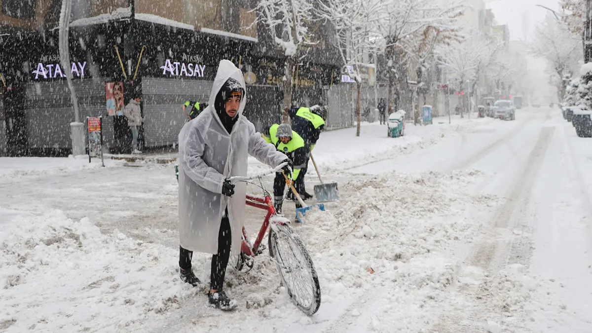 Van'da kar yağışı; 345 yerleşim yeri ulaşıma kapandı