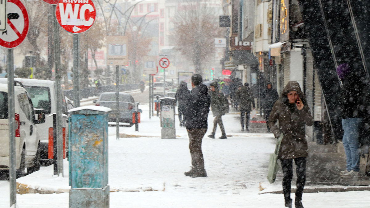 Van'da kar yağışı; Kar kalınlığı 20 santimetre oldu