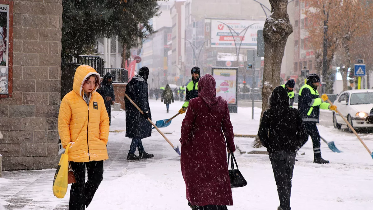 Van'da kar yağışı; kar kalınlığı 20 santimetre oldu