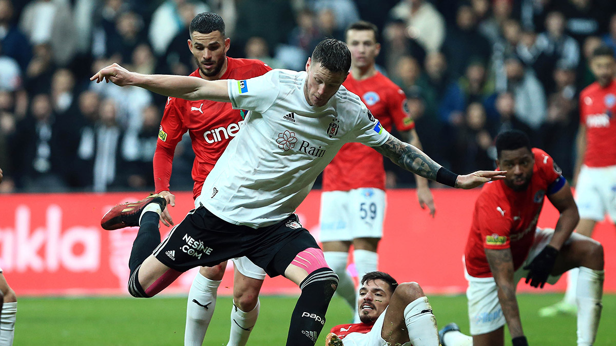 Beşiktaş'ın sezon başı İngiliz ekibi Burnley'den kiraladığı Wout Weghorst sezonu tamamlamadan ayrılacak gibi duruyor.