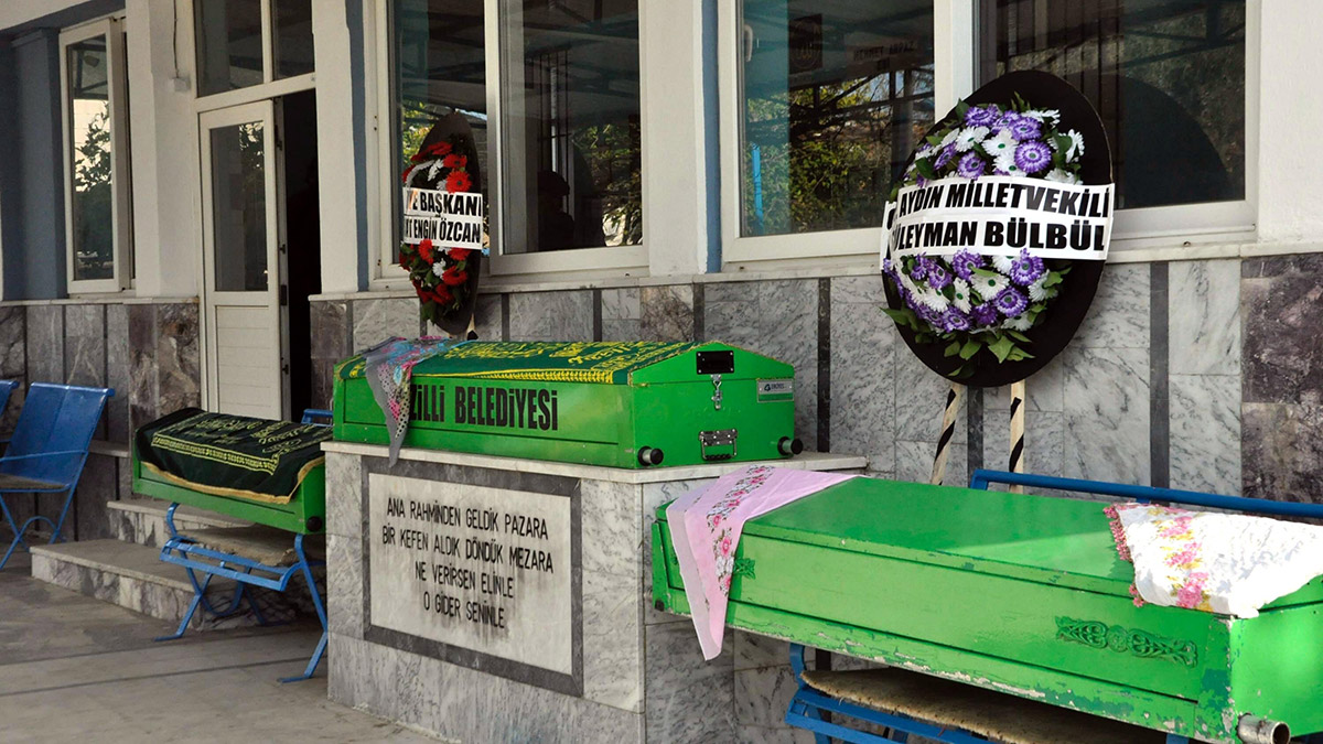 yangında zehirlenen anne ve 2 çocuğu defnedildi