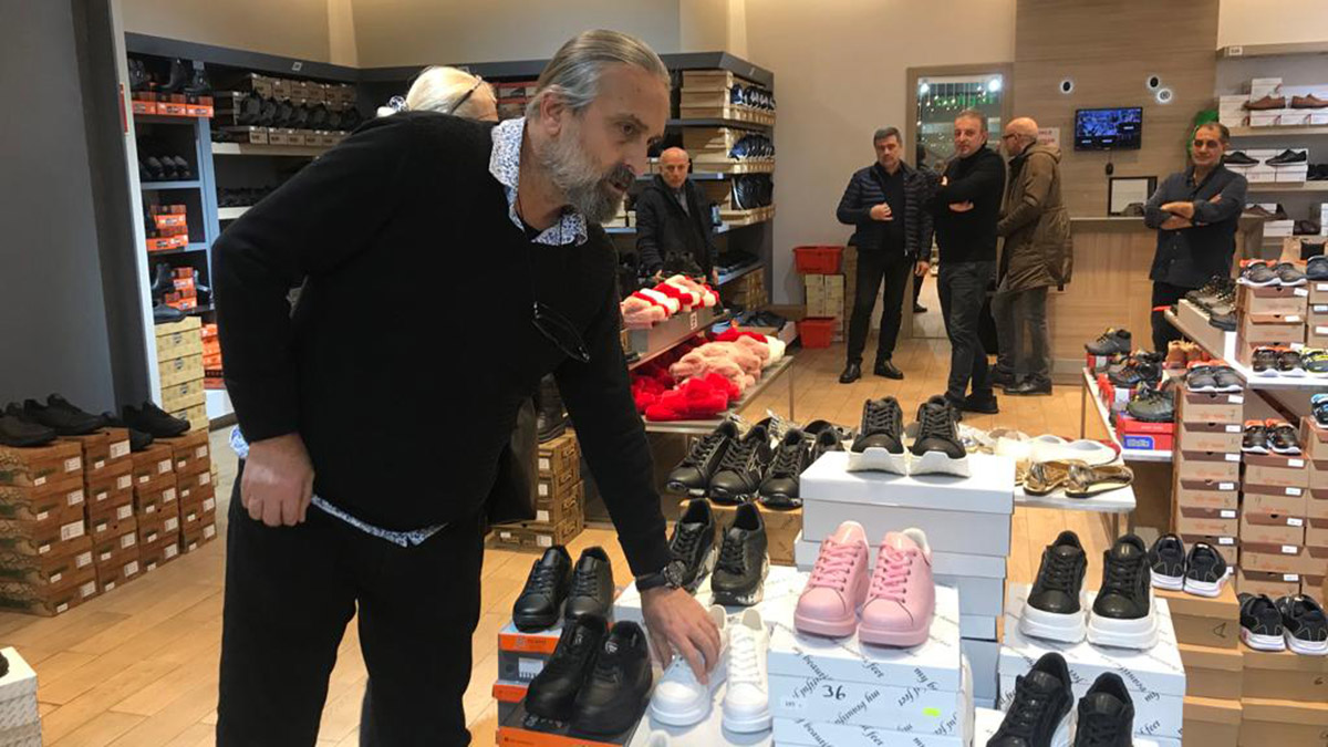 İstanbul Bayrampaşa’da bulunan bir alışveriş merkezinde 2 girişimci kadın tarafından açılan yerli üretim ayakkabı mağazasında 2019'un perakende fiyatlarıyla satışlar başladı.