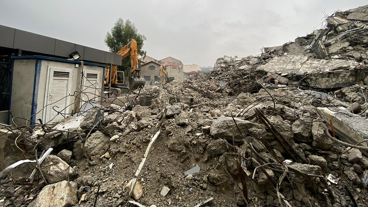 Emniyet müdürlüğü binası çöktü, sürücü son anda kurtuldu