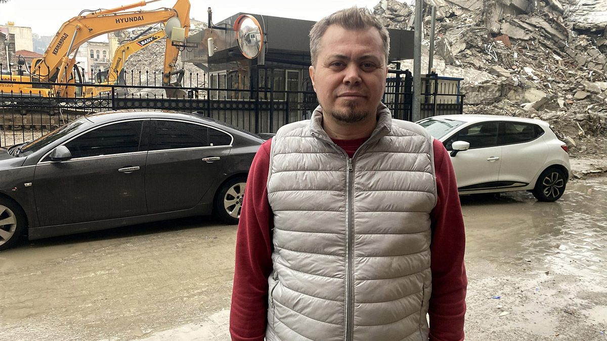 İzmir'in Konak ilçesinde bulunan eski il emniyet müdürlüğü binası çöktü, bir otomobil sürücüsü çökme anında binasının altında kalmaktan son anda kurtuldu.