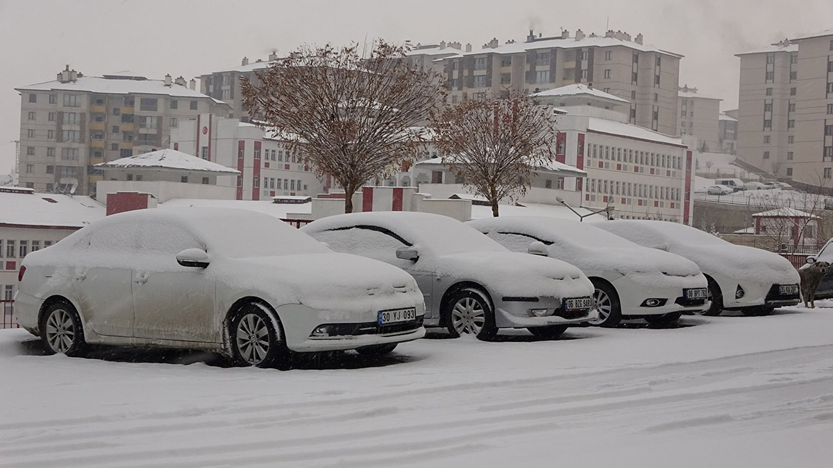 Yüksekova'da beklenen kar geldi