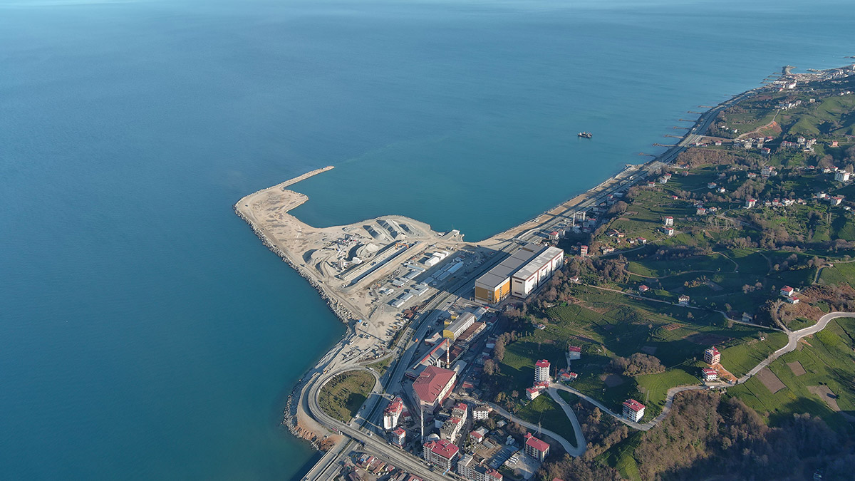 İyidere Lojistik Limanı'nda dolgu çalışmaları sürüyor