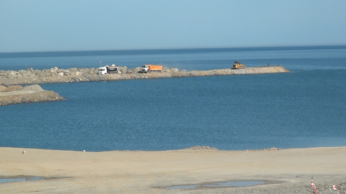 İyidere Lojistik Limanı'nda dolgu çalışmalarının yüzde 40'ı, tamamlandı. İkizdere’deki Cevizlik taş ocağından kamyonlarla nakledilerek denize döküldüğü dolgu sahası çalışmasında yüzde 40 seviyesine ulaşıldı.