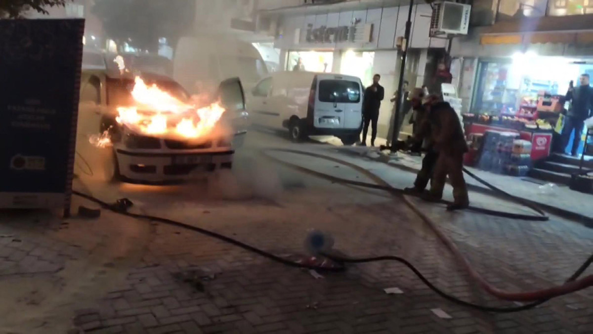 Oğluna hediye aldığı otomobil, alev alev yandı