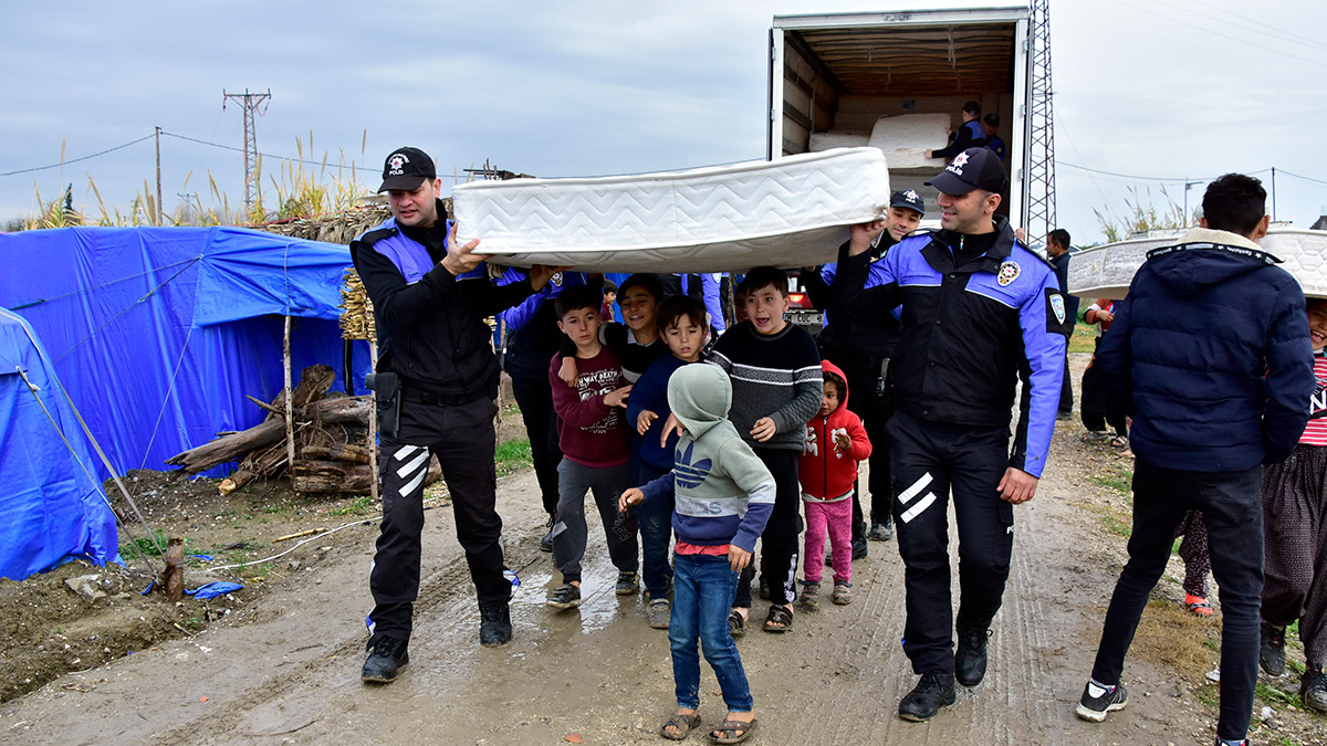 Tarım işçisi ailelere yatak hediye edildi