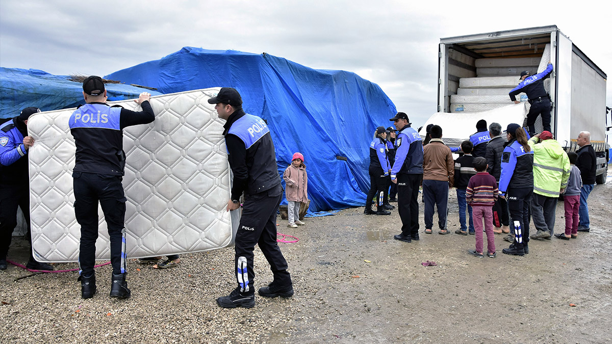 Tarım işçisi ailelere yatak hediye edildi