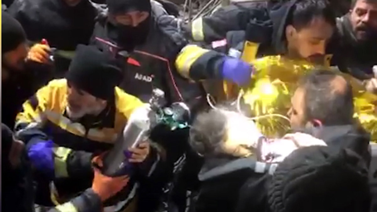 10 yaşındaki Eylül 147 saat sonra enkazdan çıkarıldı