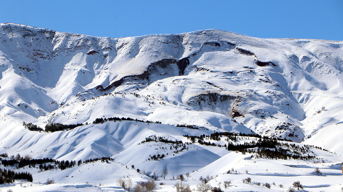 Kızılzarf Dağı depremlerde ikiye ayrıldı