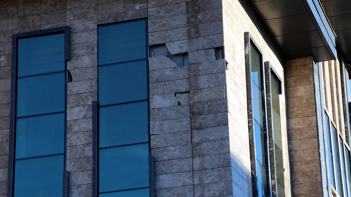 112 binası depremde hasar aldı