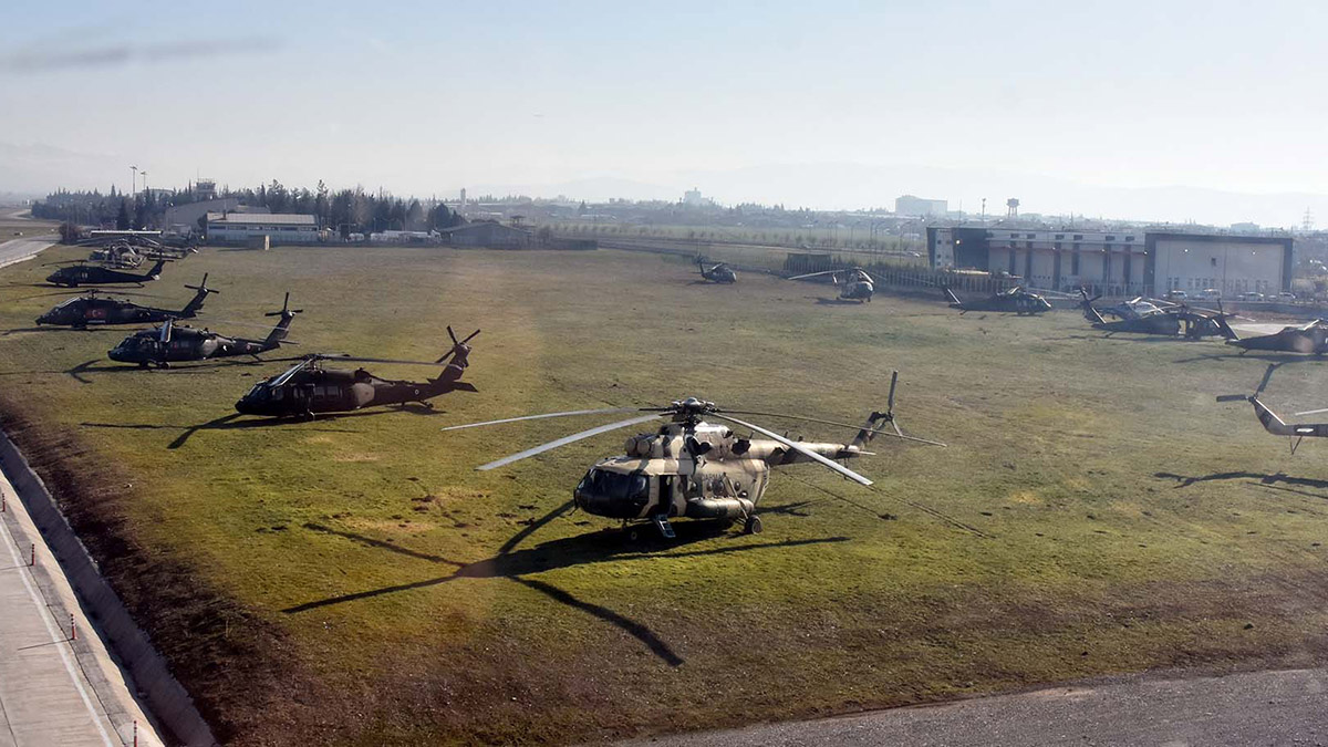 Kahramanmaraş merkezli olup, 10 ili etkileyen deprem felaketi sonrası harekete geçen Jandarma Genel Komutanlığı Havacılık Başkanlığı, deprem bölgesinde 30 helikopter, 2 uçak ve 4 insansız hava aracı ile 9 günde 1200 saat uçuş yaparak, depremzedelere 336 ton 400 kilo yaşam malzemesi taşıdı.