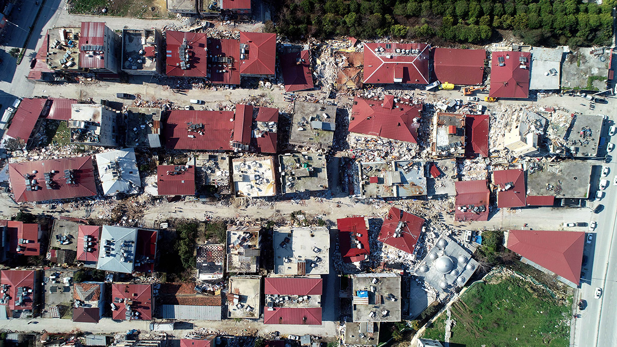 Ülkemizi derinden sarsan depremin 8. günündeyiz. 8 gün içinde en çok duyulan sözlerden biri 'halkın, halktan başka dostu yoktur.' oldu.