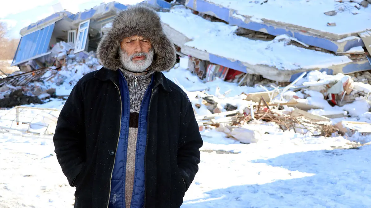 Kahramanmaraş'ın elbistan ilçesinde meydana gelen 7,6 büyüklüğündeki depremde 2 kızını kaybeden, 3 çocuğu ile eşi de yaralanan hüseyin keskin (60), 18 gündür yıkılan evinin enkazının başından ayrılmıyor.