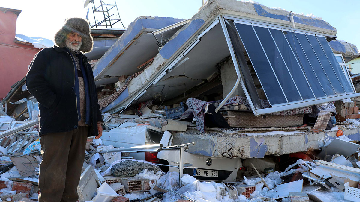 18 gündür yıkılan evinin enkazının başından ayrılmıyor
