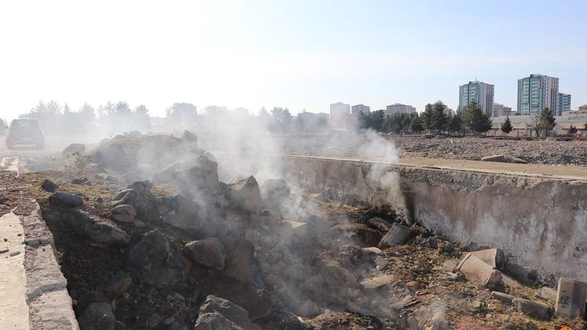 18 gündür yer altından çıkan duman endişelendirdi
