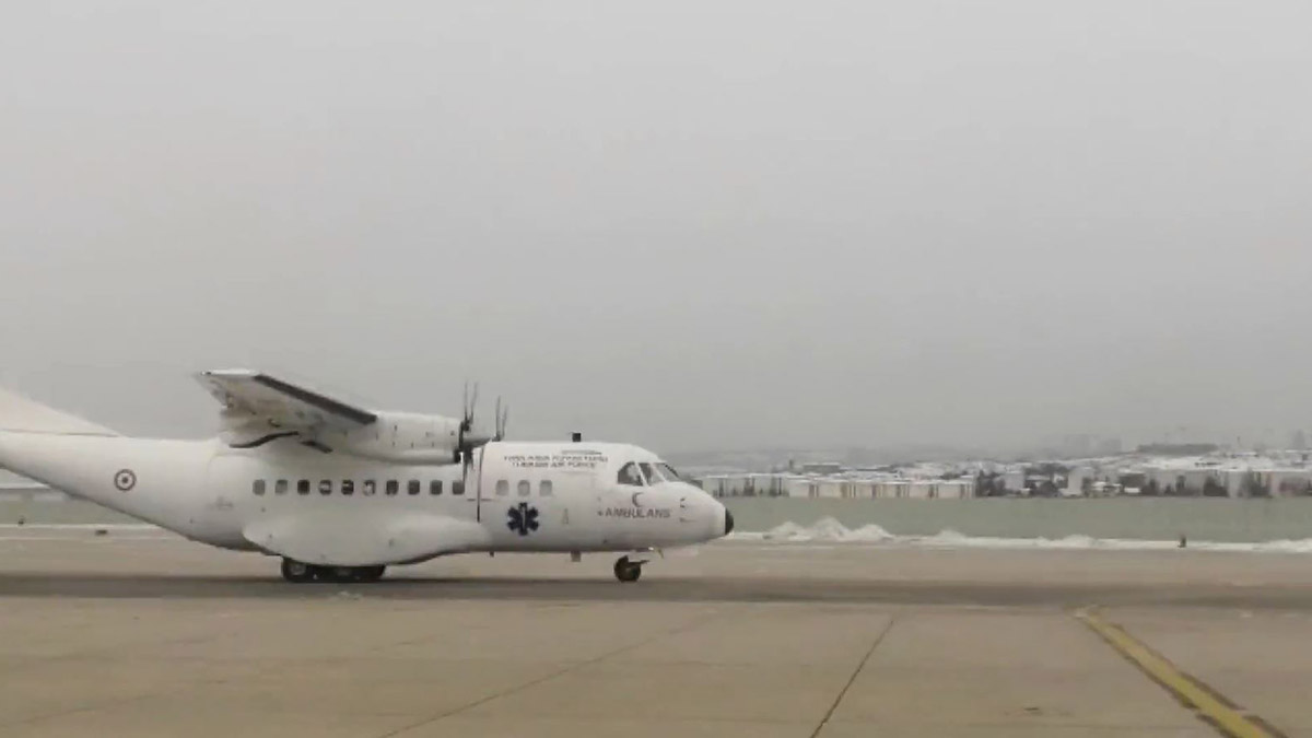 2 askeri ambulans uçağı deprem bölgesine gidiyor