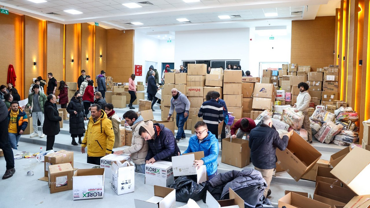 Kahramanmaraş merkezli depremin vurduğu Hatay'da arama kurtarma çalışmalarına katılan Dokuz Eylül Üniversitesi Sağlık, Kültür ve Spor Daire Başkanı, milli dağcı Çetin Bayram'ın başında bulunduğu 11 kişilik ekip, 2 aylık bebek Mehmet Çınar'ı enkazdan sağ çıkardı.