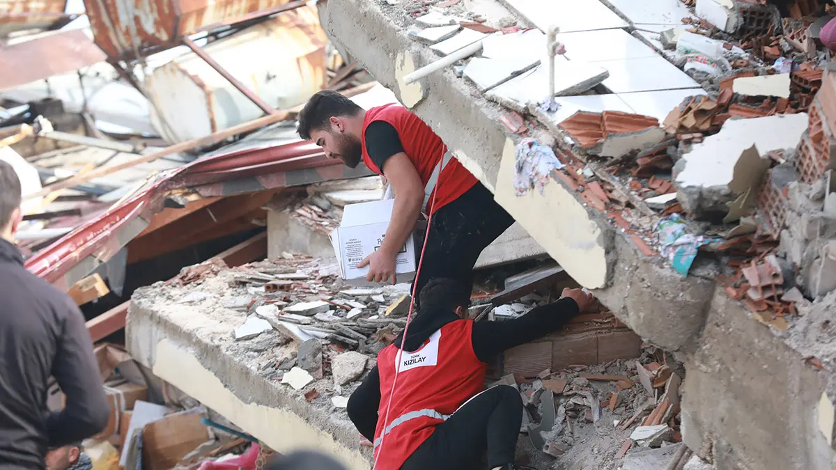 2 bin 300 kızılay personeli depremden etkilendi