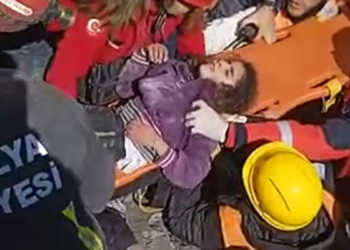 Hatay'da 80 saat sonra 2 kardeş enkazdan sağ çıkarıldı