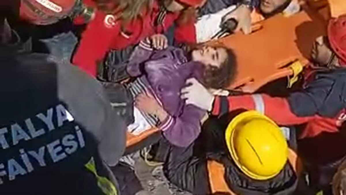 Hatay'da 80 saat sonra 2 kardeş enkazdan sağ çıkarıldı