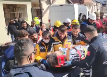 2 kız kardeş, enkazdan 129 saat sonra sağ çıkarıldı