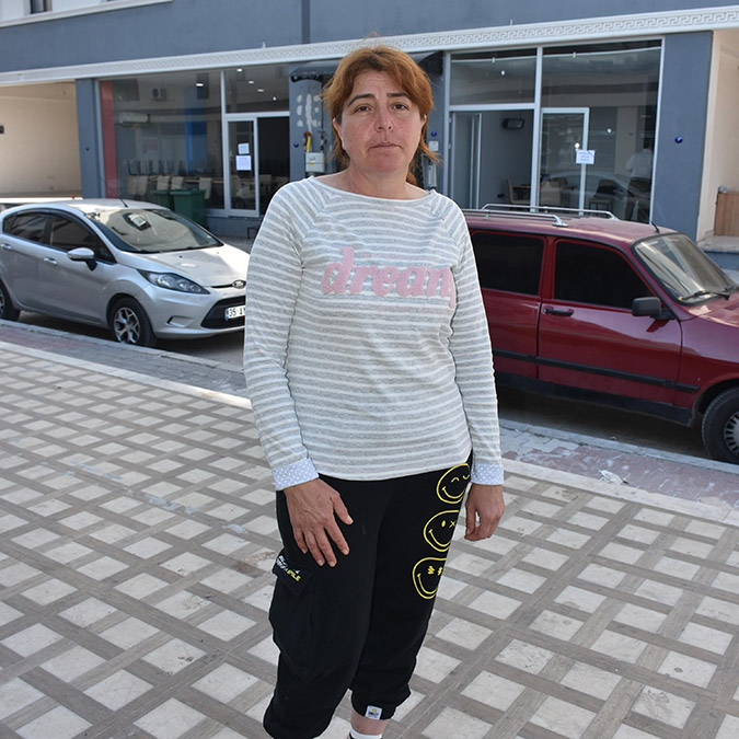 2 kızıyla enkazda kalan anne: "Toprağın altında biri ayağıma değiyordu, orada olduklarını anladım" dedi.