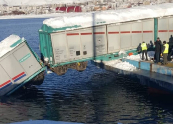 2 tren vagonu Van Gölü'ne düştü