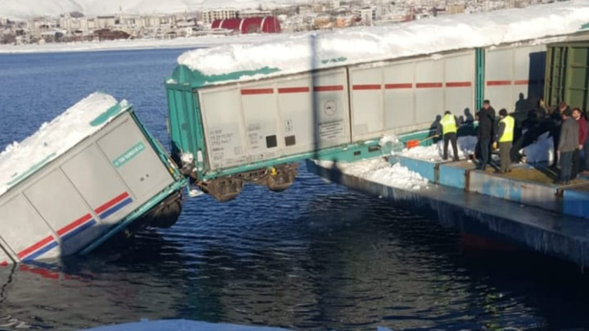 2 tren vagonu Van Gölü'ne düştü