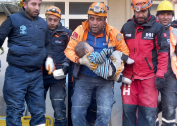 2 yaşındaki Mehmet, 78'nci saatte enkazdan çıkarıldı