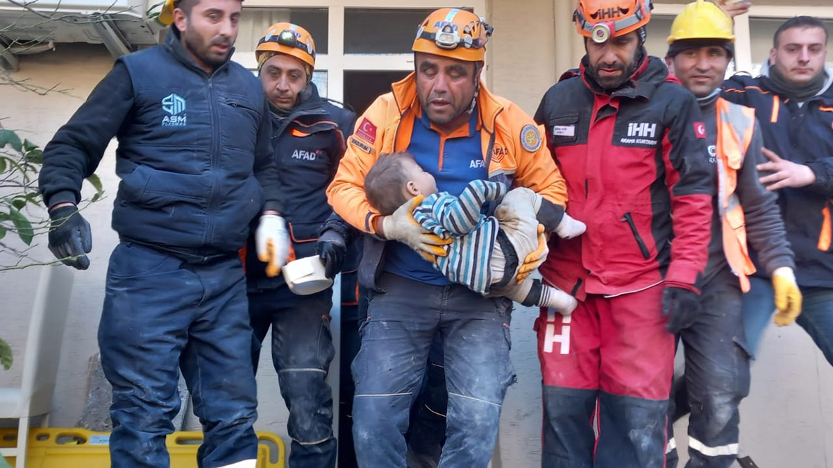 2 yaşındaki Mehmet, 78'nci saatte enkazdan çıkarıldı