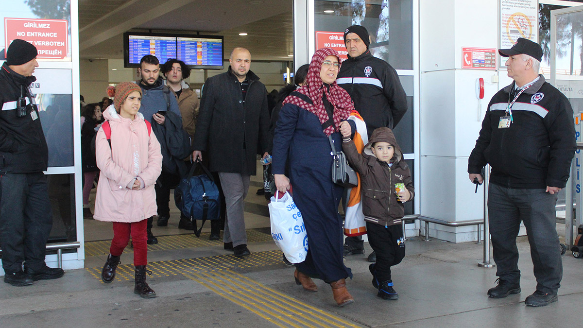 312 kişilik ilk depremzede kafilesi Antalya'da