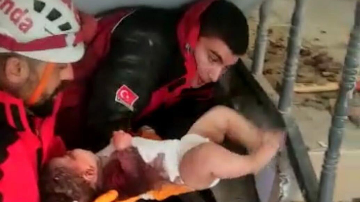 4 aylık ayşe bebek, enkazdan 58 saat sonra kurtarıld