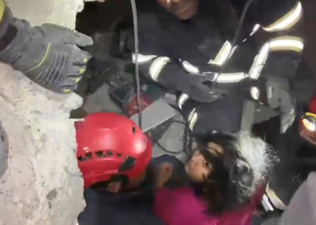 4 yaşındaki Beyza, 42 saat sonra enkazdan kurtarıldı