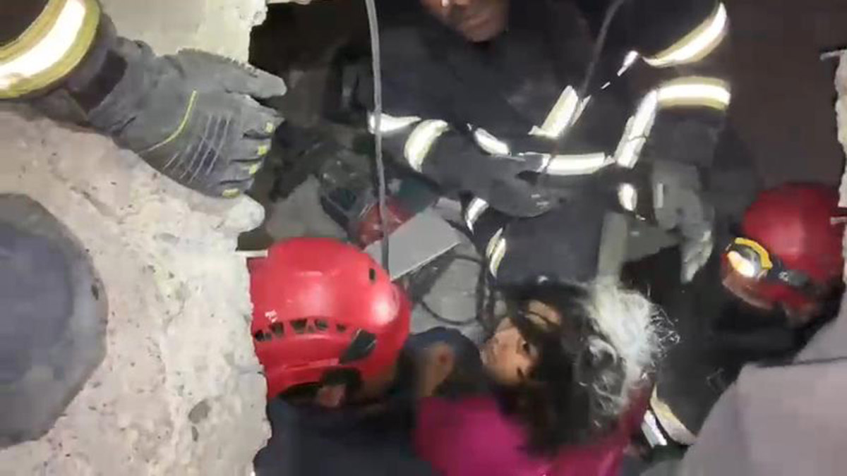 4 yaşındaki Beyza, 42 saat sonra enkazdan kurtarıldı