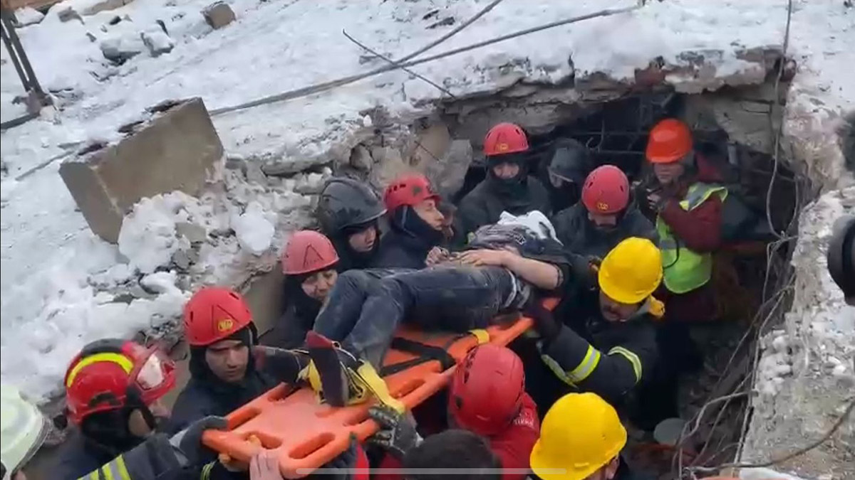 5 katlı binanın enkazından sağ kurtarıldı