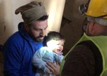 5 kişilik aile, 88 saat sonra enkazdan kurtarıldı
