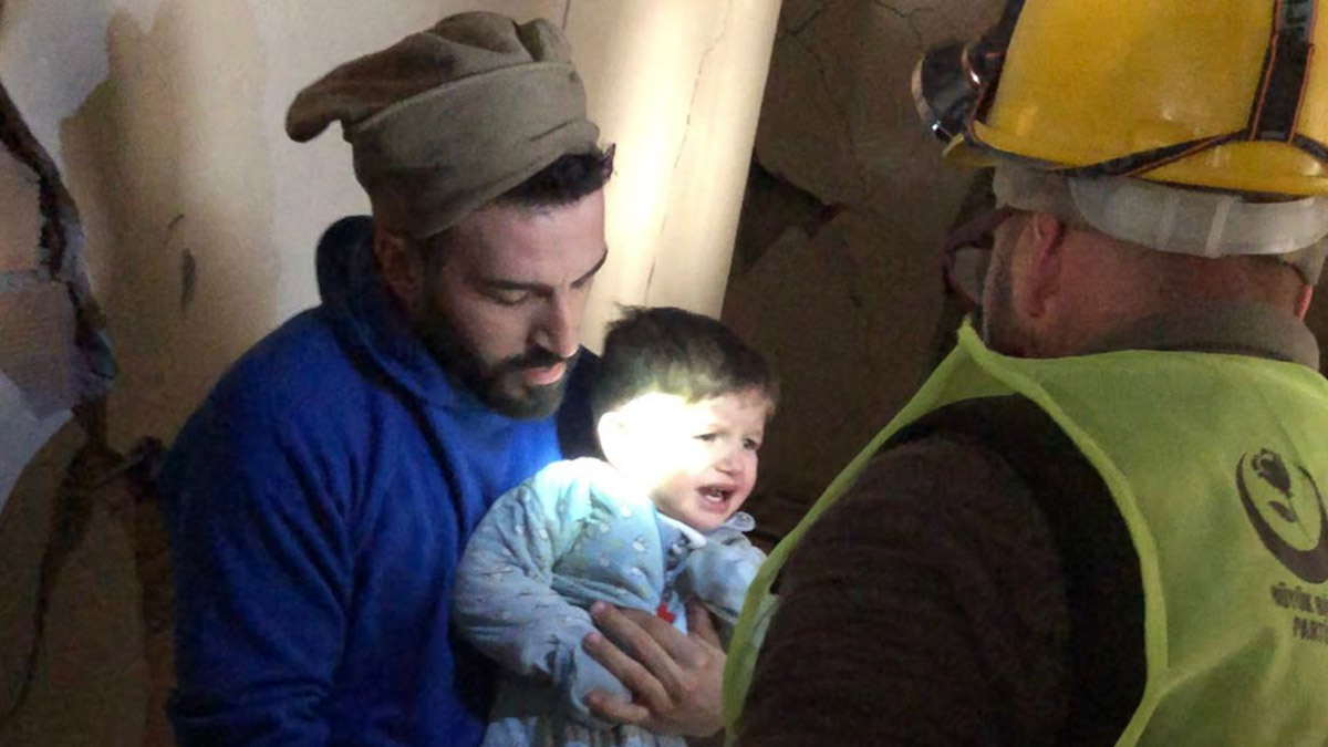 5 kişilik aile, 88 saat sonra enkazdan kurtarıldı