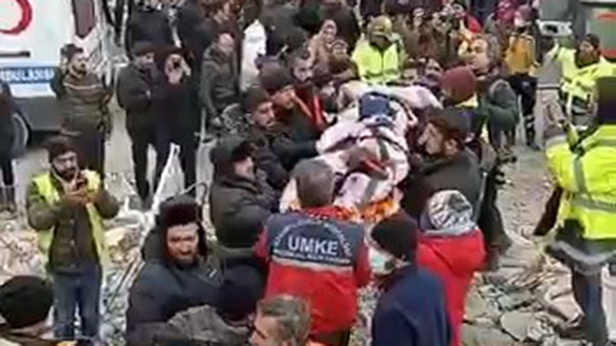 Enkazdan Zeynep Asel sağ olarak çıkarıldı