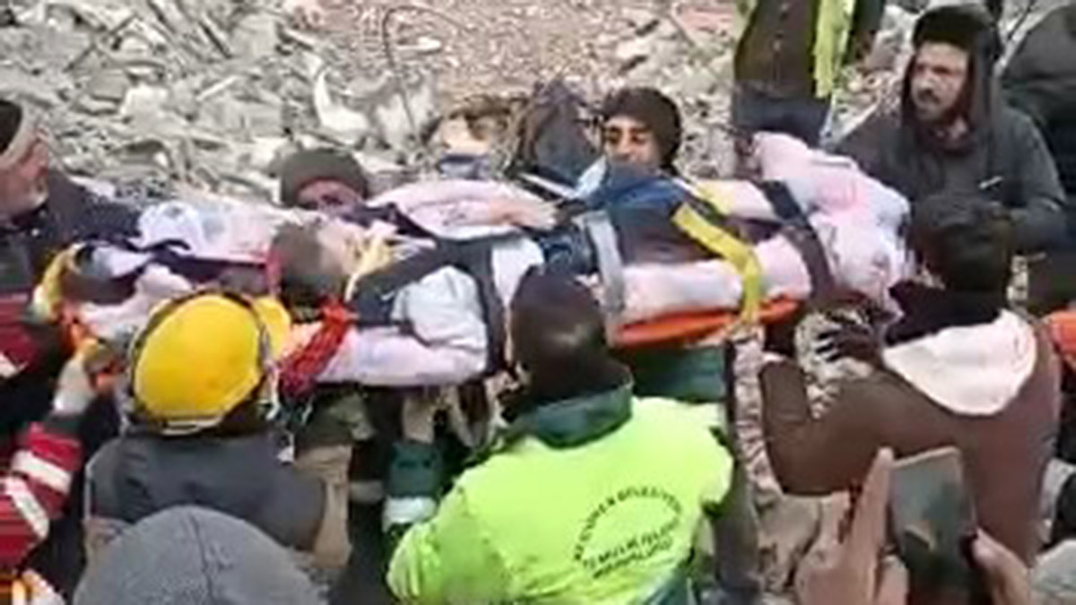 Enkazdan 5 yaşındaki Zeynep Asel sağ olarak çıkarıldı