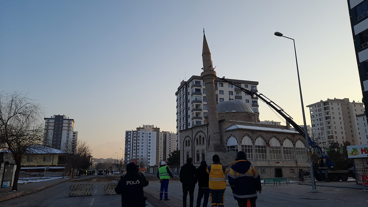 55 yıllık Garipdost Camii'nin depremde minaresi