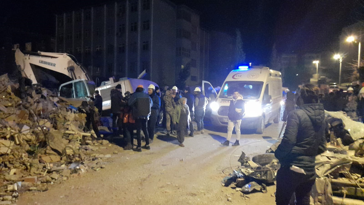 Enkazda kalan 6 aylık hamile Buse kurtarıldı