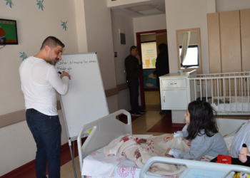 6 depremzede çocuk, hastanede eğitime başladı