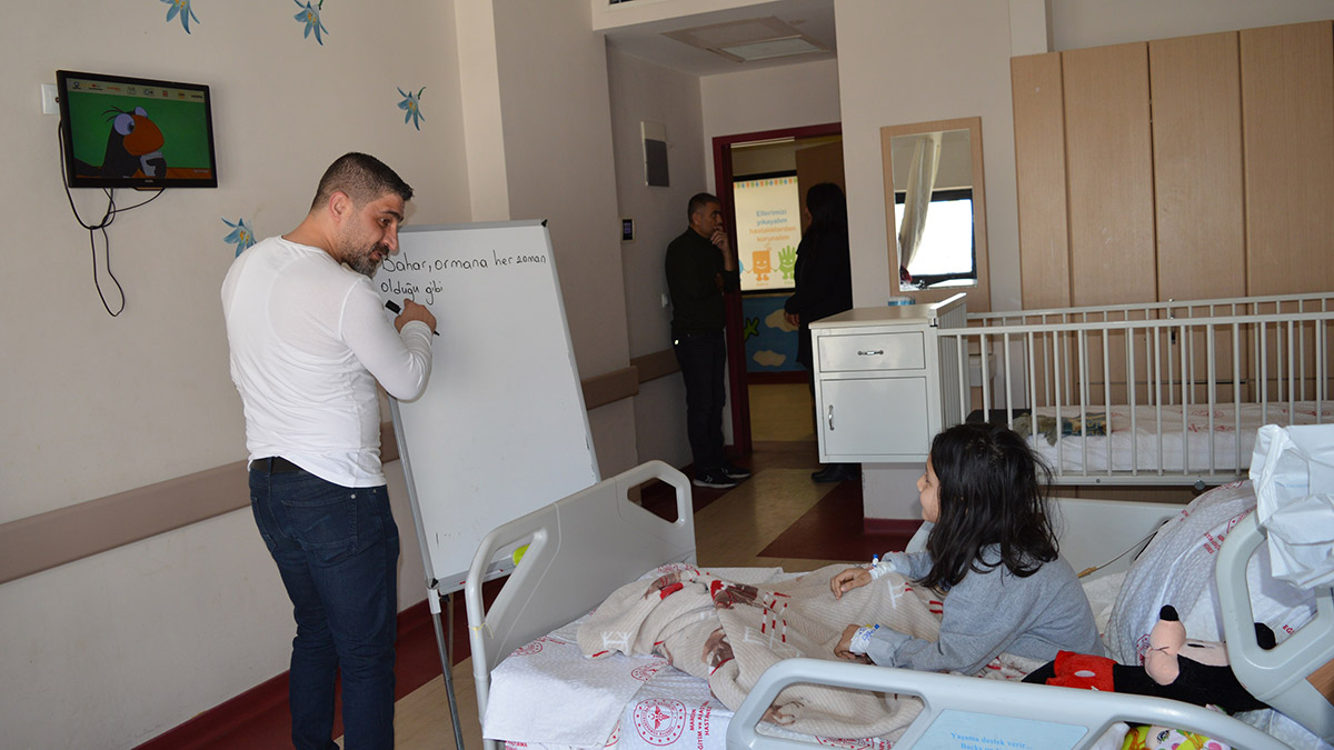 6 depremzede çocuk, hastanede eğitime başladı 