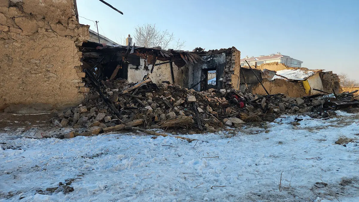 7 kişilik aile çatının çökmesiyle hayatını kaybetti