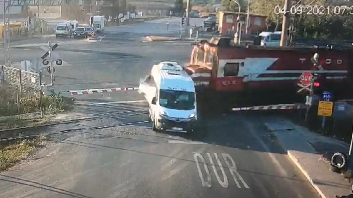 Tekirdağ'ın Ergene ilçesinde, yük treninin çarptığı minibüste 7 kişinin ölümüne sebep olan şoförü Bilal Küllü (52), toplam 152 yıl 11 ay hapis cezasına çarptırıldı.