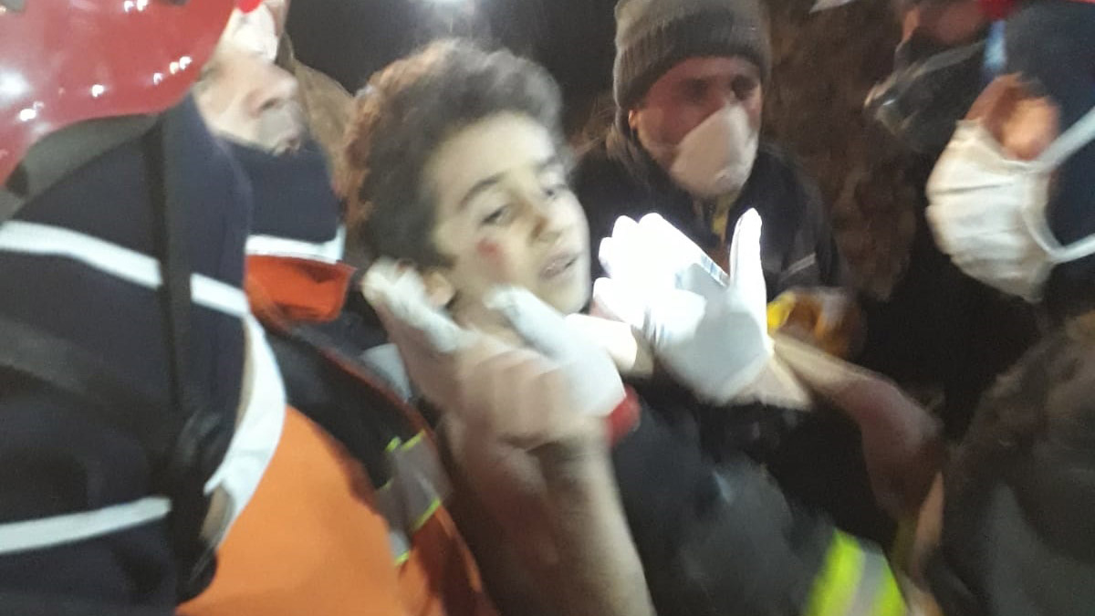 Mustafa depremden 163 saat sonra sağ kurtarıldı